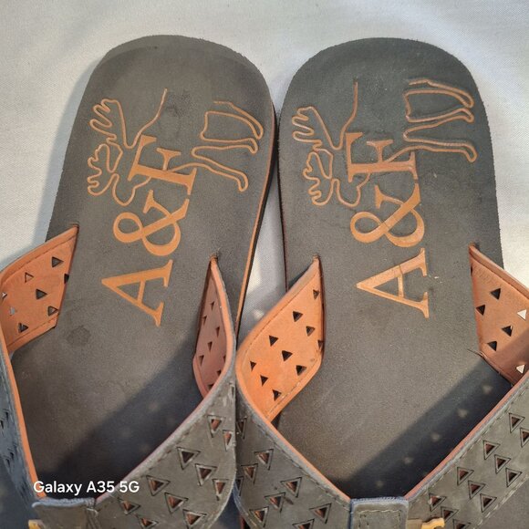 A&F Mens Sz 9/10 Gray Flip-Flops With Cutout Design & Embossed Logo Casual Slip- - Picture 3 of 4